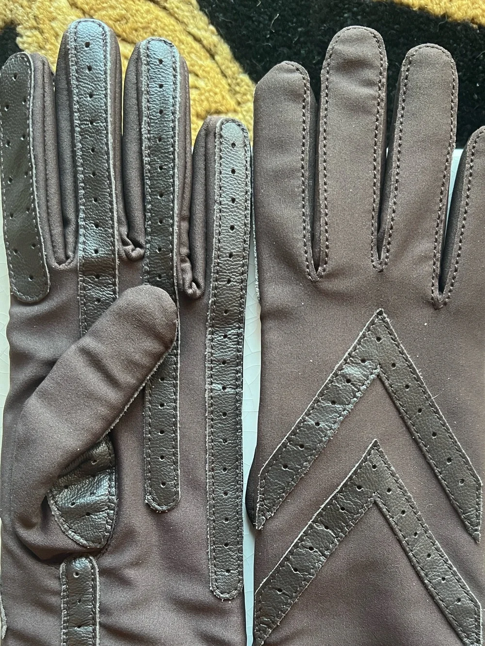 isotoner Women’s Lined Water Repellent Spandex Chevron Details Brown Gloves OS